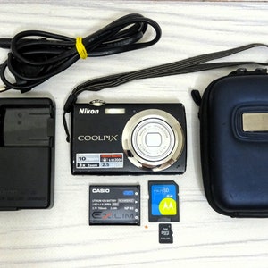 Compact Digital Camera Nikon COOLPIX S220 10 MP + Charger and Case - SD Card 1Gb