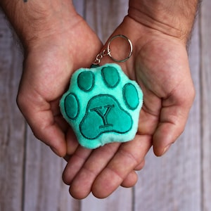 Dog paw cat paw pendant keychain, personalizable with a letter