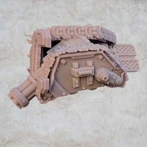 Peut inclure: Modèle détaillé d'un char avec un gros canon et des chenilles. Le modèle est en plastique brun clair et n'est pas peint.