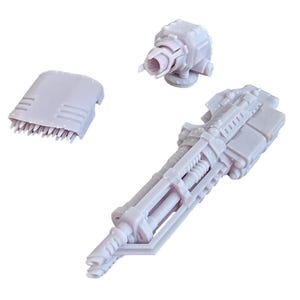 Op de afbeelding: Drie onderdelen van een grijze plastic modelkit voor een sciencefictionwapen. Het wapen heeft een lange loop met meerdere details en een kleinere loop bovenop. De kit bevat ook een kleiner grijs plastic onderdeel met een reeks kleine stekels.