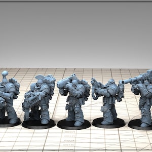 Könnte beinhalten: Eine Sammlung von sieben grauen Miniaturfiguren gepanzerter Soldaten, jede mit einzigartigen Waffen und Posen. Die Figuren stehen auf schwarzen, kreisförmigen Sockeln, mit einer karierten Oberfläche im Vordergrund und einem schlichten grauen Hintergrund.