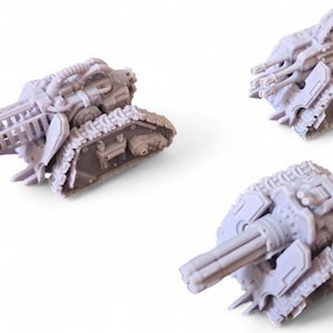 Puede incluir: Tres tanques de juguete en miniatura de color gris claro con orugas detalladas y sistemas de armas. Los tanques tienen varias configuraciones de cañones, incluyendo un arma grande en forma de taladro y cañones multicañón. Los modelos están sobre un fondo blanco.