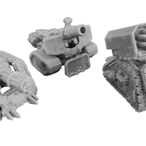Puede incluir: Tres modelos de tanques en miniatura de plástico gris con diferentes armas. El primer modelo tiene un cañón largo y cilíndrico. El segundo modelo tiene un cañón más corto y ancho. El tercer modelo tiene un lanzacohetes de doble cañón.
