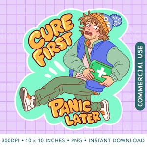 Puede incluir: Una ilustración adhesiva de una persona con chaleco azul, chaqueta verde y gorro, corriendo mientras sostiene un botiquín verde. El texto CURE FIRST PANIC LATER aparece en letras amarillas sobre un fondo de color verde claro.