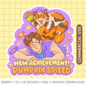 Pode incluir: Um design de adesivo com uma pessoa de colete roxo deitada, com um gato malhado usando uma coroa empoleirado em uma abóbora acima. A imagem inclui doces, estrelas e o texto "NEW ACHIEVEMENT! PUMPKIN SPICED" em letras cor de laranja.