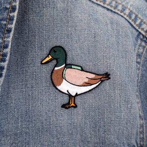 Strykmärke med gräsand, 60 mm broderad fågelaccessoar med ryggsäck