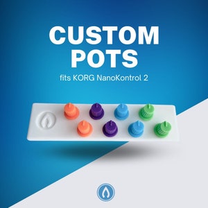 Op de afbeelding: Een witte rechthoekige basis met acht veelkleurige knoppen. De knoppen zijn oranje, paars, blauw en groen. De tekst "CUSTOM POTS" en "fits KORG NanoKontrol 2" is wit weergegeven.