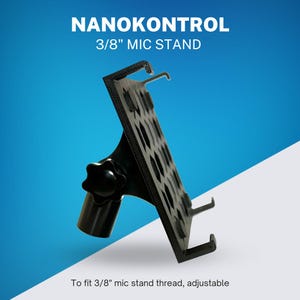 以下が含まれることがあります： 「NANOKONTROL 3/8" MIC STAND」の文字が入った黒色のマイクスタンド。スタンドは調整可能で、3/8インチのマイクスタンドネジに対応しています。調整用の星型のノブが付いています。
