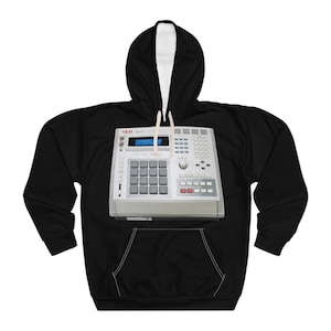 Könnte beinhalten: Schwarzer Kapuzenpullover mit einer großen Grafik einer AKAI MPC Drum Machine. Der Hoodie hat ein weißes Innenfutter und einen Kordelzug sowie eine Kängurutasche. Die AKAI MPC-Grafik ist in Grau- und Weißtönen gehalten.