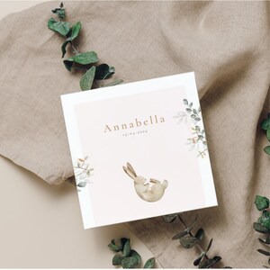 Modèle d'annonce de naissance rose clair pour fille avec un joli lapin - Modifiable par Canva