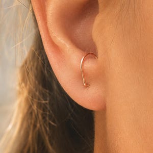 Oorbellen met bretelshaakjes – Gouden of zilveren J-vormige oorstekers