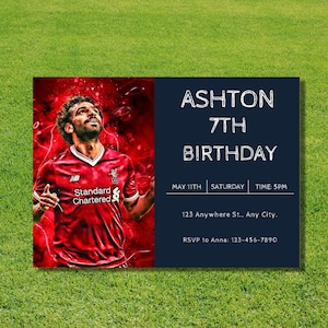Puede incluir: Una invitación de cumpleaños azul y blanca con una foto de un jugador de fútbol con una camiseta roja. La invitación dice "Ashton 7th Birthday" con la fecha, la hora y la ubicación. RSVP a Anna: 123-456-7890.