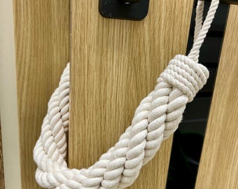 Handgemachter Türstopper aus Baumwollseil: Rustikales Wohndekor