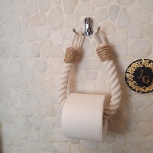 Porta carta igienica..Corda di cotone bianco e gancio in metallo (scelta del colore)..Stile nautico..Arredamento rustico..Porta asciugamani.