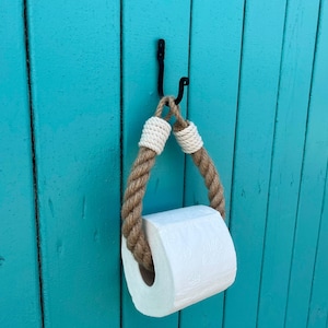 Handgemaakte toiletrolhouder..Jute touw.. Handdoekenopberger.. Badkamerdecoratie..Huishouders..Zwarte gesmede ijzeren haak – rustiek industrieel