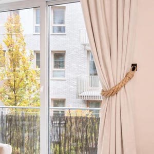 Podwiązka do zasłon z juty: dekoracja okna w stylu marynistycznym