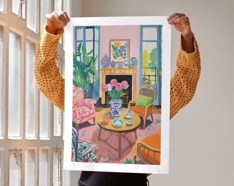 Puede incluir: Una pintura colorida de un interior de sala de estar con paredes rosas, una chimenea y dos sillas. La pintura presenta un arreglo floral en un jarrón azul y blanco, una mesa de café con una tetera y tazas, y una alfombra rosa.