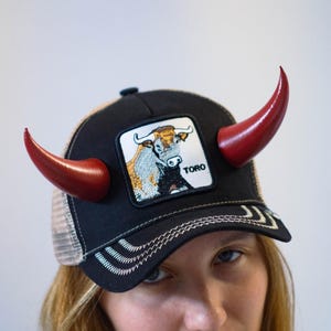 Baseball cap with devil horns, with black and red bull horns for Halloween, Photoshoot, Realistic Fantasy Cosplay Horns