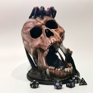 Skull With the Red Spider Dice Tower, Desert&#39;s Kiss Dice Roller, 3D Printed Dice Tower, Large Tower for Cubes, DND Board Game Dice Tray