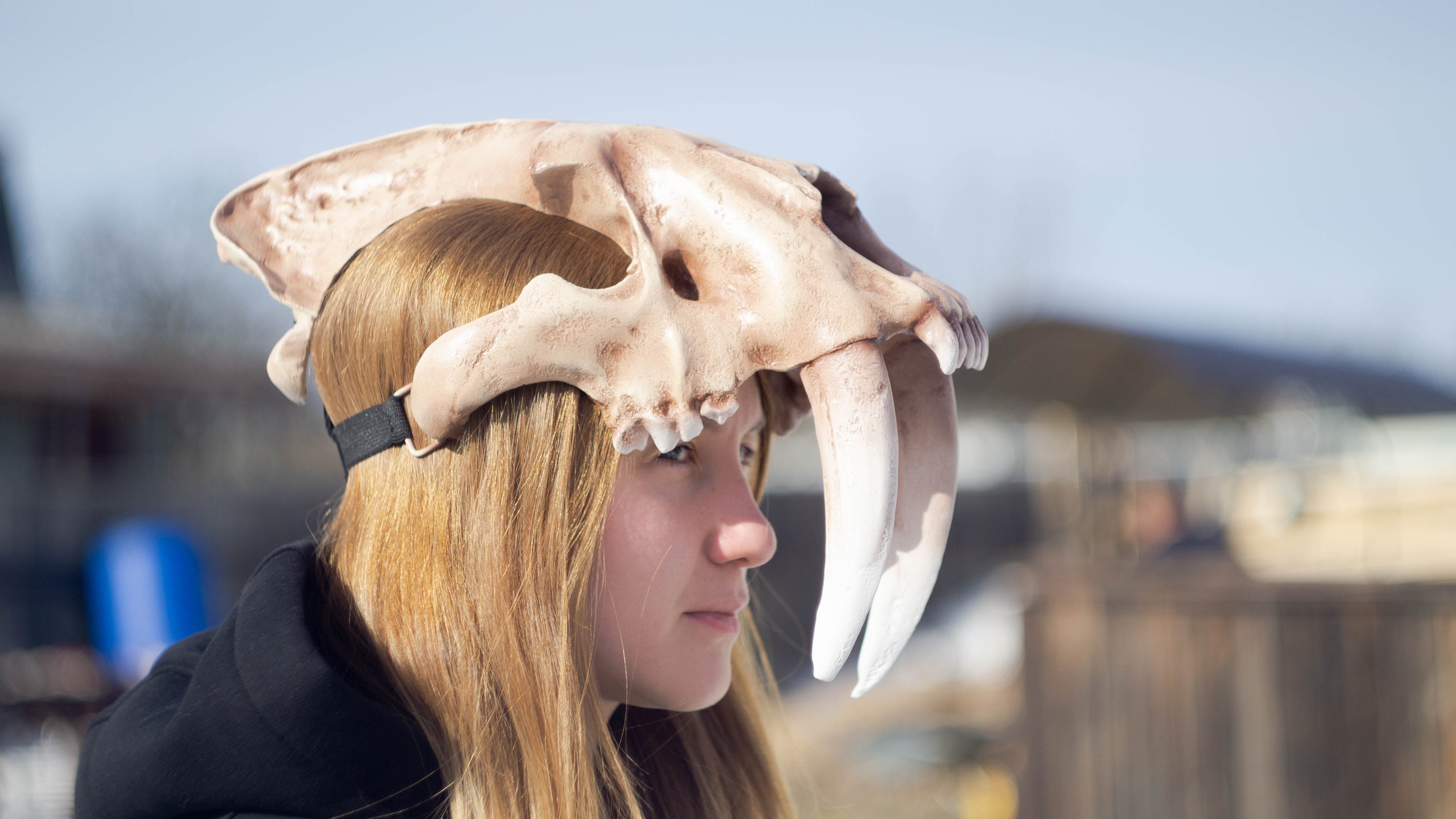 Casco de máscara de calavera Smilodon | Máscara de terror | Cráneo de animal realista en la cabeza | tocado tribal | Cráneo tocado | máscara ritual | pagano