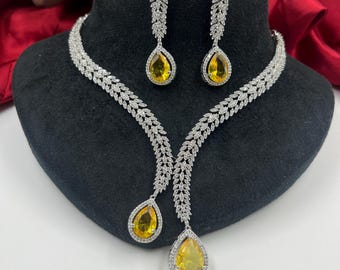 Conjunto de collar y pendientes de zafiro amarillo con circonita cúbica y colgante de diamante americano. Joyería de fiesta.