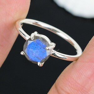 Anillo de compromiso de labradorita, anillo de labradorita redonda natural, anillo de plata de ley 925, regalo de aniversario para ella, piedra preciosa natural, regalo para ella,