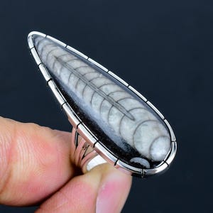 Orthosias Fossil Statement Ring – Silber, prähistorischer Stein, Boho-Stil