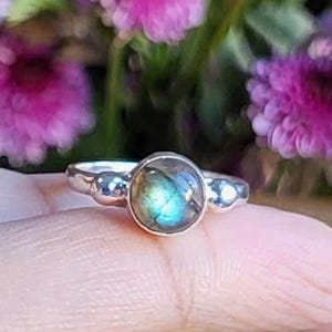 Anillo de compromiso vintage de labradorita // Anillo de promesa // Regalo para ella // Anillo de bodas de labradorita natural ovalado estilo art déco de plata