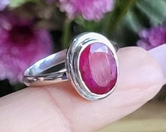 Rubin Silberring Handgemachter Silberring für Frauen, Hochzeit Ring ovaler Rubinring, Geschliffener Steinring, Geschenk für Frau