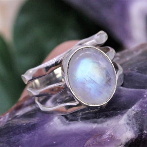 レインボームーンストーンシルバーリング、女性への記念日ギフトジュエリー、カスタムサイズUS、ヒーリングクリスタル、ステートメントリング、誕生日ギフト
