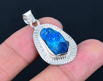 Handgefertigter Silberanhänger aus blauem Apatit, Boho-Edelsteinschmuck, Geburtsstein für Dezember