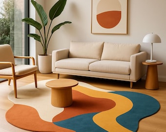 Könnte beinhalten: Ein modernes Wohnzimmer mit beigem Sofa, Holzmöbeln und einem farbenfrohen, abstrakten Teppich. Der Teppich hat ein wellenförmiges Design mit Orange-, Gelb- und Blautönen. Eine große Pflanze und Kunstwerke vervollständigen das stilvolle Interieur.