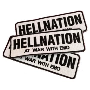 Può includere: Tre toppe bianche con testo ricamato in nero. La toppa superiore recita "HELLNATION". La toppa centrale recita "HELLNATION AT WAR WITH EMO". La toppa inferiore recita "WAR WITH EMO".