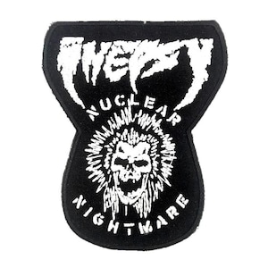 Könnte beinhalten: Schwarz-weiß gestickter Patch mit dem Text "Nuclear Nightmare" und einem Totenkopf mit Irokesenschnitt. Das Wort "MEPHIST" befindet sich über dem Text.
