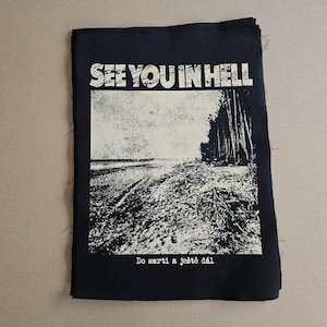 Op de afbeelding: Zwart-witte patch met de tekst "See You In Hell" in vetgedrukte witte letters. De patch toont een korrelige afbeelding van een strand met bomen op de achtergrond. De tekst "Do smrti a ještě dál" is in wit onder de afbeelding gedrukt.