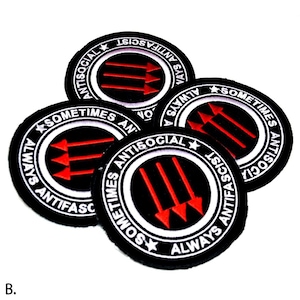 Puede incluir: Cuatro parches bordados en blanco y negro con flechas rojas y el texto "Sometimes Antisocial Always Antifascist".