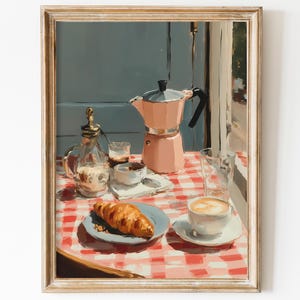 Peut inclure: Peinture encadrée d'une nature morte de petit-déjeuner. Une cafetière rose, un sucrier en verre et une tasse de café sont posés sur une nappe à carreaux rouges et blancs. Un croissant repose sur une assiette bleue.