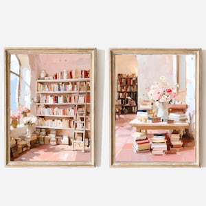 Op de afbeelding: Twee ingelijste schilderijen tonen gezellige bibliotheekscènes. Eén toont een boekenplank met een ladder, de andere een tafel met boeken en bloemen. Zachte roze en beige tinten creëren een warme, uitnodigende sfeer. Boekenplanken en tafels zijn gevuld met boeken.