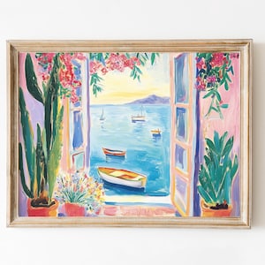 Op de afbeelding: Een schilderij van een open raam met uitzicht op een blauwe zee met boten en een eiland in de verte. Het raam wordt omlijst door roze muren en groene planten.