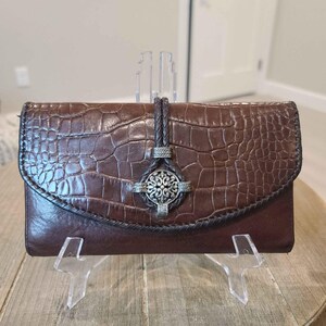 Cartera vintage Brighton de piel granulada con relieve de cocodrilo en marrón y negro de tres pliegues