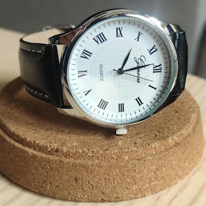 Vintagegraverad herrklocka – vit/svart/brun/guld – romerska siffror – elegans – personlig klocka – födelsedagspresent – jul