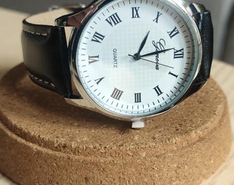 Zegarek męski vintage z grawerunkiem – biały/czarny/brązowy/złoty – cyfry rzymskie – elegancja – spersonalizowany zegarek – prezent urodzinowy – Boże Narodzenie