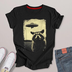 Funny Raccoon UFO Graphic T-Shirt: Retro Alien Selfie Shirt