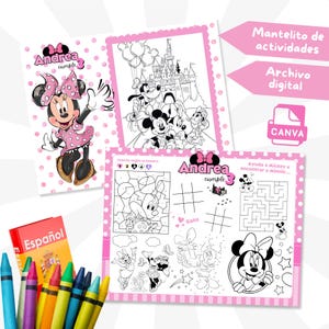 Puede incluir: Manteles individuales rosas con Minnie Mouse y sus amigos, con páginas para colorear, laberintos y tres en raya. Incluye una caja de ceras españolas y el texto "Andrea cumple 3".