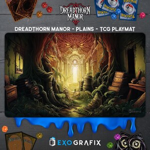Puede incluir: Un tapete de juego TCG de temática fantástica con un edificio en ruinas cubierto de enredaderas y árboles. El tapete de juego tiene un borde azul y el texto "Dreadthorn Manor - Plains - TCG Playmat" en la parte superior.