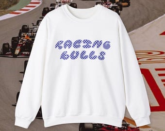 Puede incluir: Sudadera blanca con un gráfico a cuadros azul y blanco que dice "Racing Bulls".