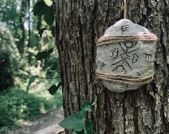 Réplique de talisman fabriquée à la main de la série télévisée à succès « From »