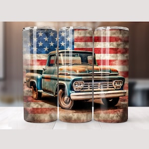 以下が含まれることがあります： 錆びたボディの青いビンテージピックアップトラックが、色あせたアメリカ国旗の前に駐車されています。トラックは白いグリルとクロムバンパーが付いています。旗は赤、白、青です。