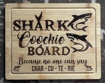 Tabla de cortar grabada con láser personalizada / Tabla de charcutería - Tabla Shark Coochie de 13 3/4 x 11