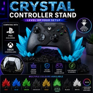 Könnte beinhalten: Ein schwarzer Controller-Ständer mit blauen Kristallakzenten, entworfen für PS5 Dualsense- und Xbox-Controller. Der Ständer ist 3D-gedruckt und in verschiedenen Farben erhältlich, darunter Rot, Blau, Grün und Gold.